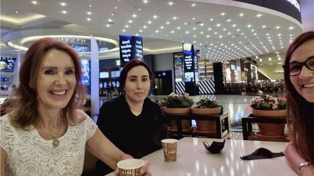 La princesa Latifa acompañada de dos conocidas en una cafetería. (Redes Sociales)