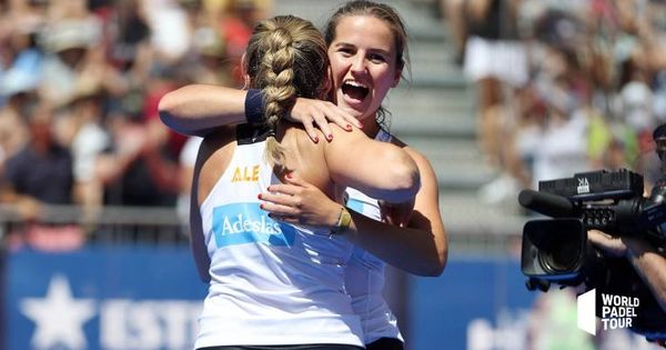 Foto: Ariana Sánchez (de frente) y Alejandra Salazar se abrazan tras clasificarse para la final del Valladolid Master. (Foto: WPT)