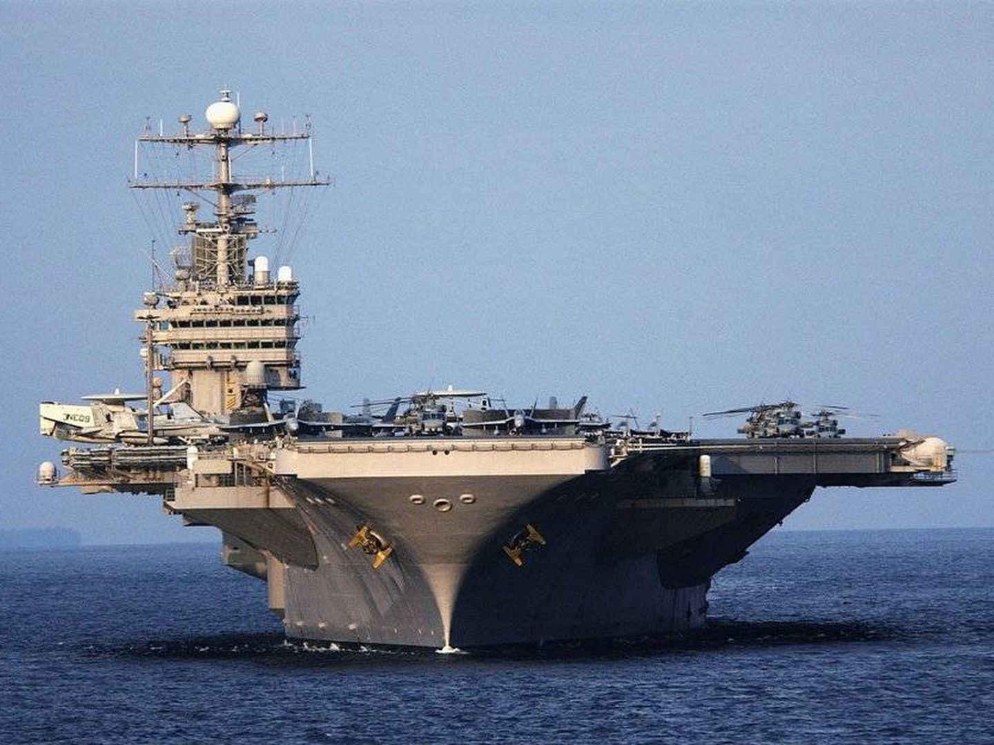 El USS Abraham Lincoln carga 88.000 toneladas con propulsión nuclear. (US Army)