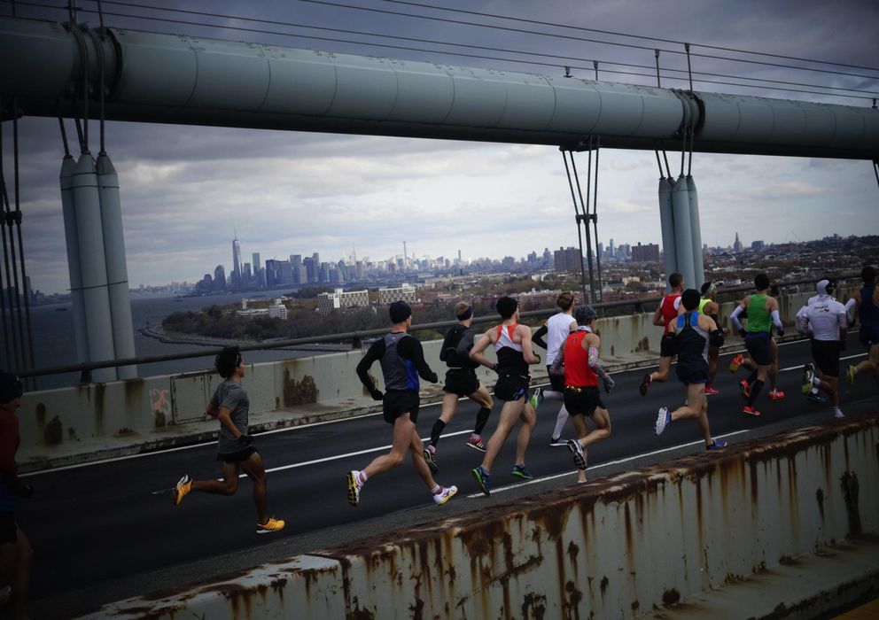 Foto: Los corredores cruzan el puente Verrazano-Narrows durante la maratón de Nueva York. (Reuters)