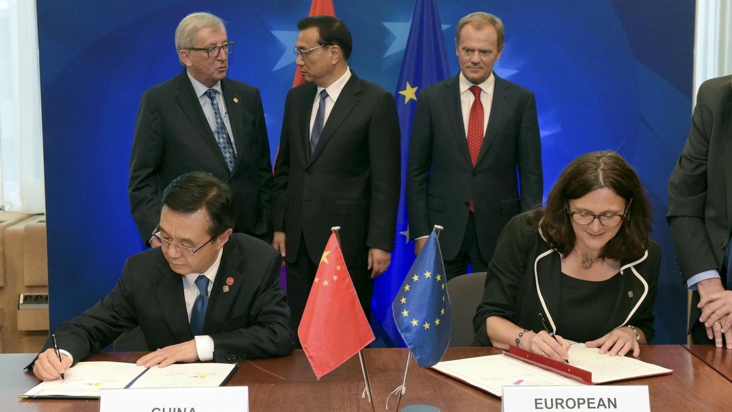 Jean-Claude Juncker, Donald Tusk y Malmström con una delegación china durante la firma de un memorando de entendimiento sobre cuestiones técnicas comerciales (REUTERS)