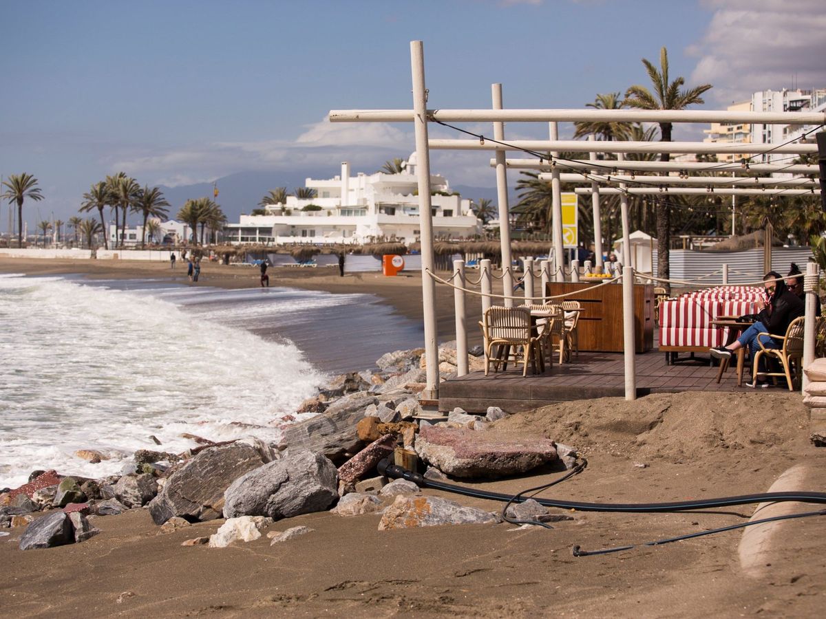 Foto: Vista de un chiringuito en la playa del Cable en Marbella, Málaga. (EFE)