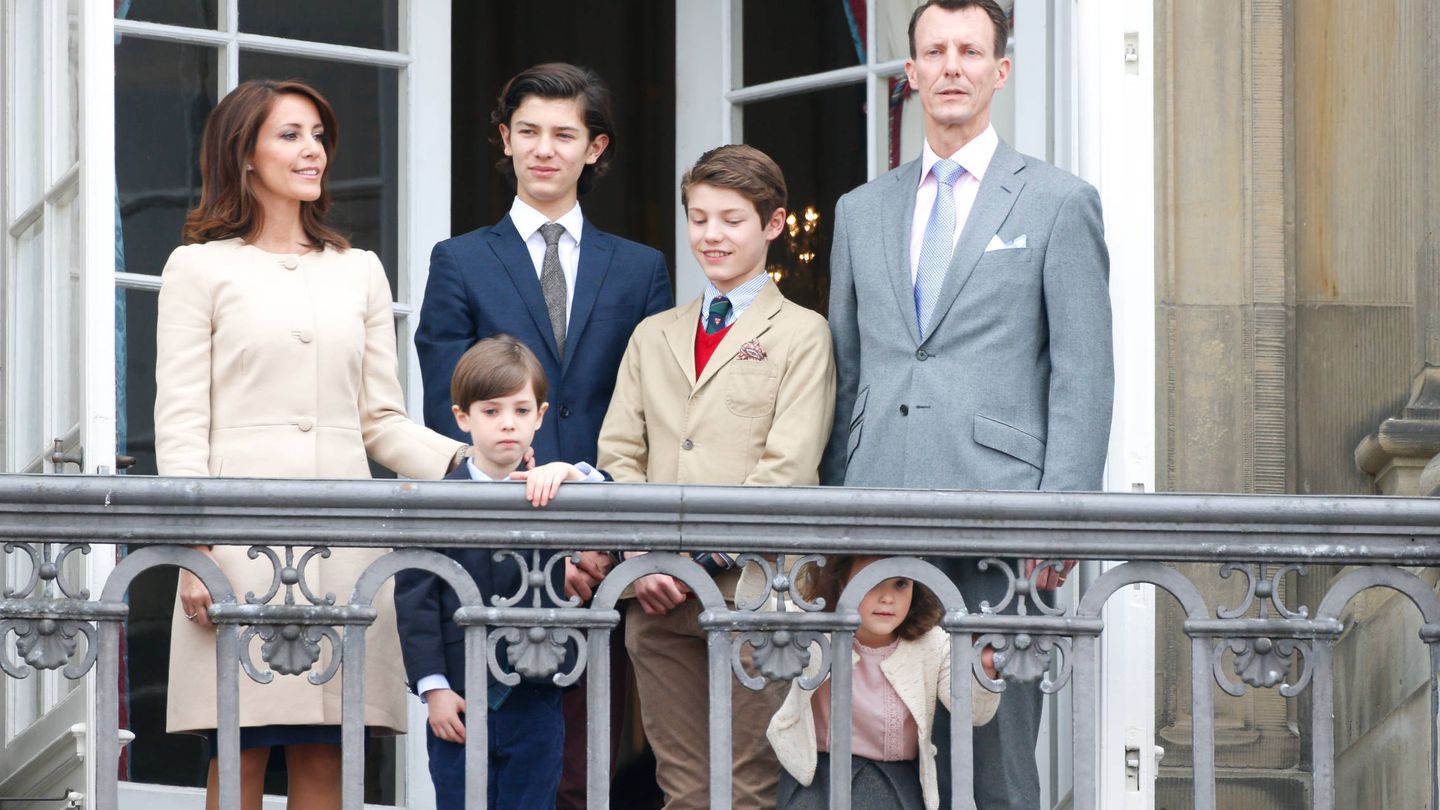 Joaquín y Marie de Dinamarca con sus hijos y los hijos mayores del Príncipe. (Getty)
