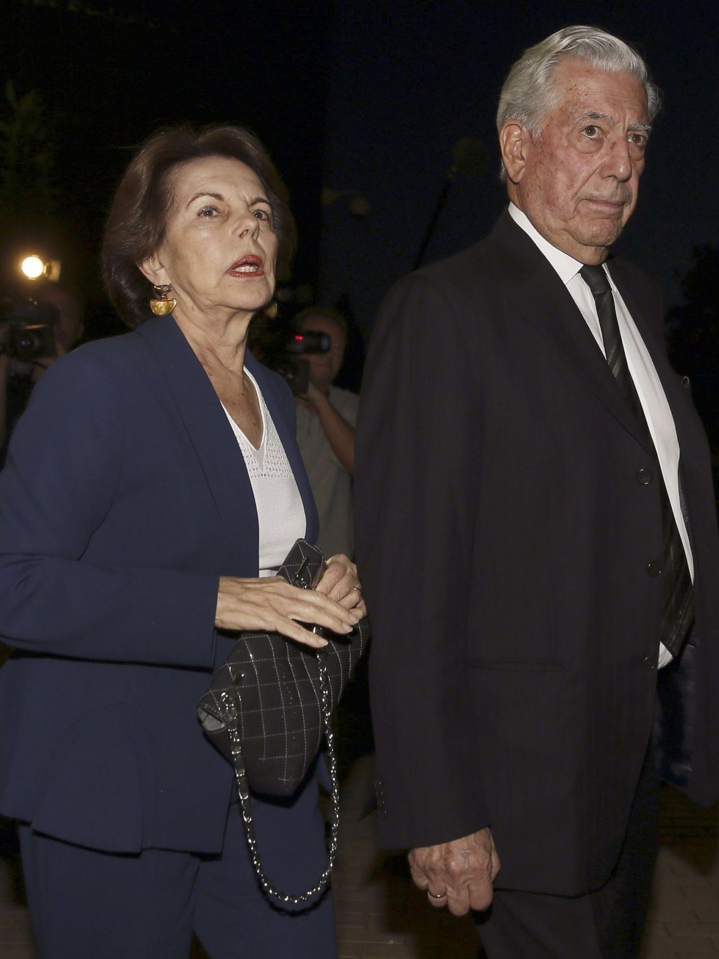 Mario Vargas Llosa y su entonces mujer, Patricia, durante la capilla ardiente del exministro Miguel Boyer. (EFE/Juanjo Martín)