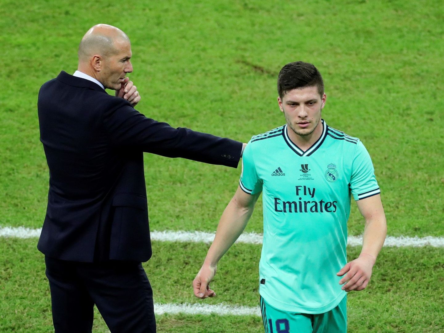 Jovic pasa junto a Zidane tras ser sustituido. (Efe)