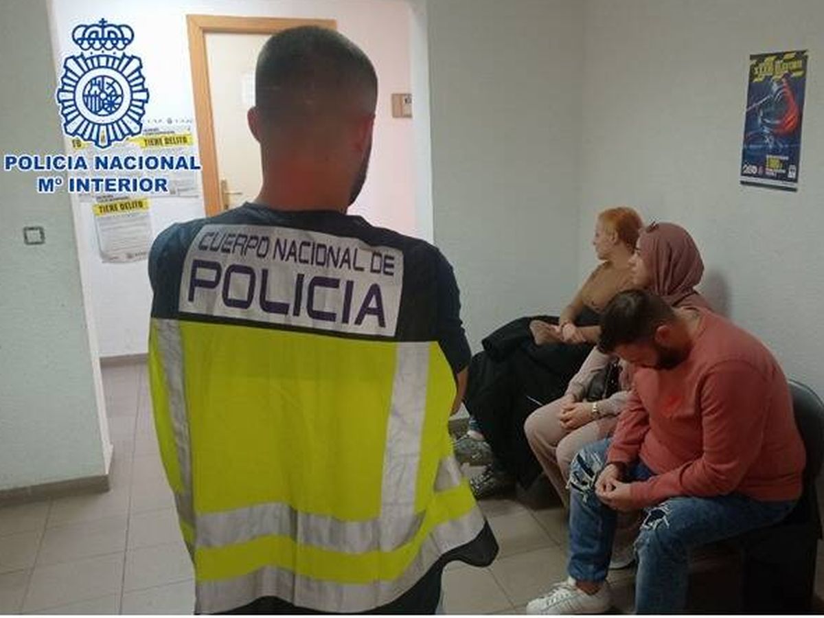 Foto: Individuos detenidos por su presunta vinculación con el entramado. (Policía Nacional)