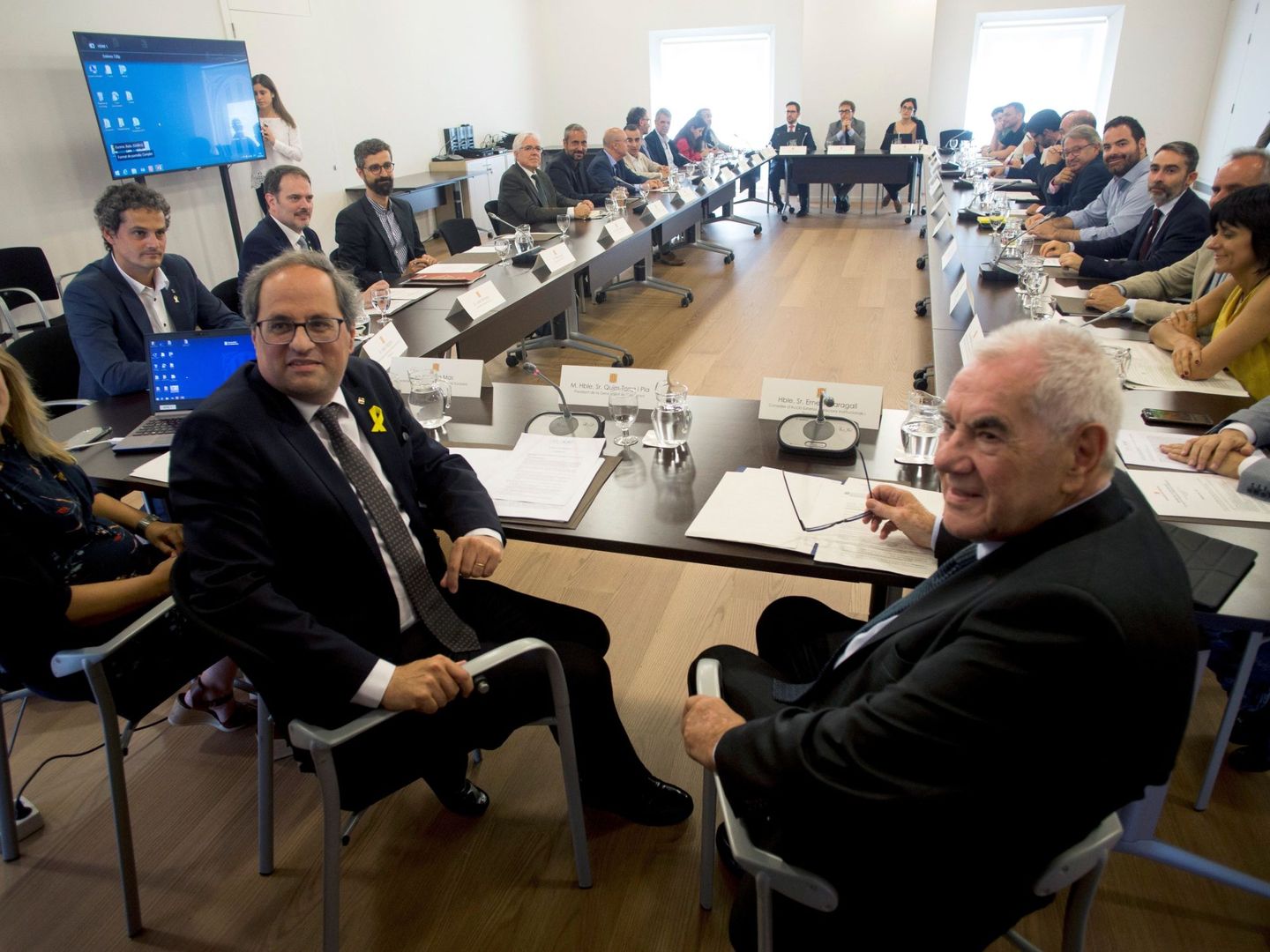 El presidente de la Generalitat, Quim Torra(2i), junto al conseller de Exteriores, Ernest Maragall (d), durante la primera reunión de Diplocat. (EFE)