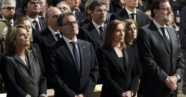 Foto: Mariano Rajoy y Elvira Fernández, en el funeral por las víctimas de los atentados de Barcelona. Detrás, Soraya Sáenz de Santamaría, el ministro Catalá y Pedro Sánchez. (Getty)