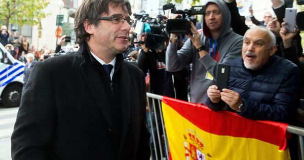 Foto: Carles Puigdemont, a su llegada al club de la prensa en la ciudad de Bruselas. (EFE)