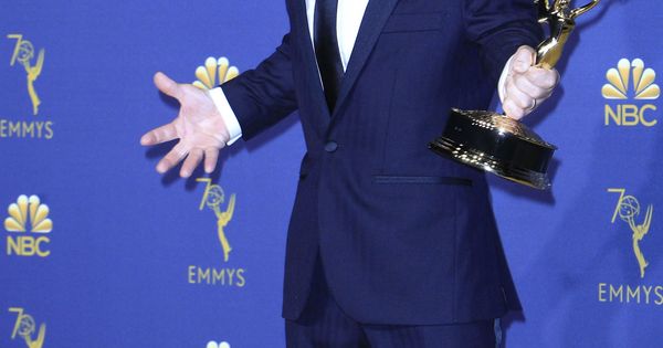 Foto: El actor estadounidense Peter Dinklage sostiene el Emmy a la Mejor Actor de Reparto 