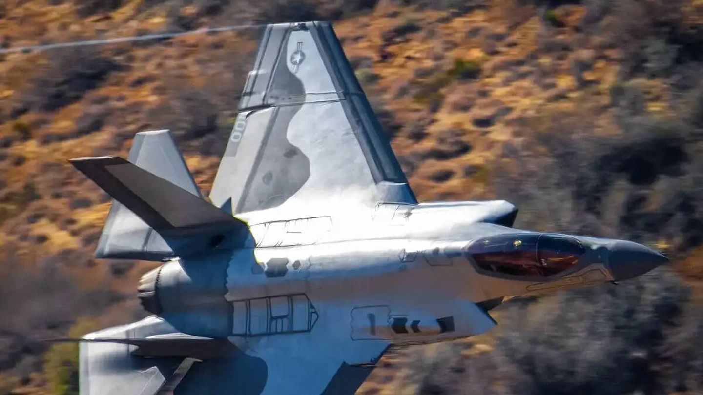 Otro F-35 visto hace meses con otra versión del revestimiento que cambia de aspecto según el ángulo, como se puede ver en la siguiente fotografía. (Elijah Delgadillo)