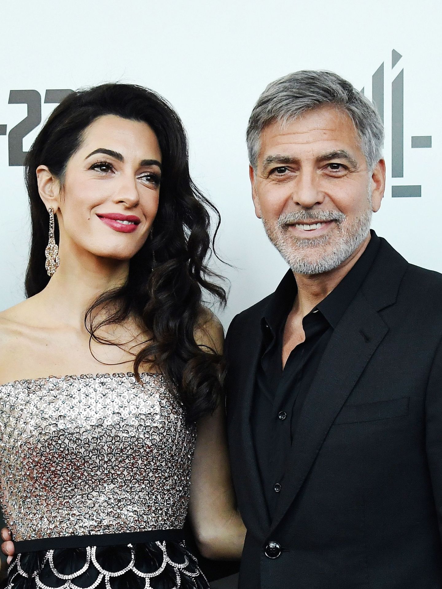 George y Amal Clooney posando para la prensa en 2019. (EFE)