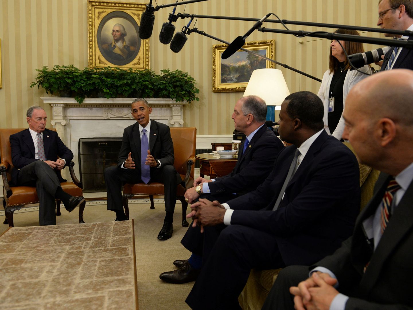 Jim Stavridis (derecha) en la Casa Blanca con Barack Obama. (EFE)