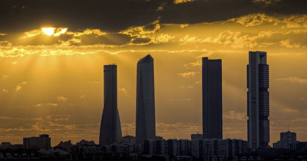 Foto: Vista de las torres ubicadas en el complejo empresarial Cuatro Torres Business Area de Madrid. (EFE)