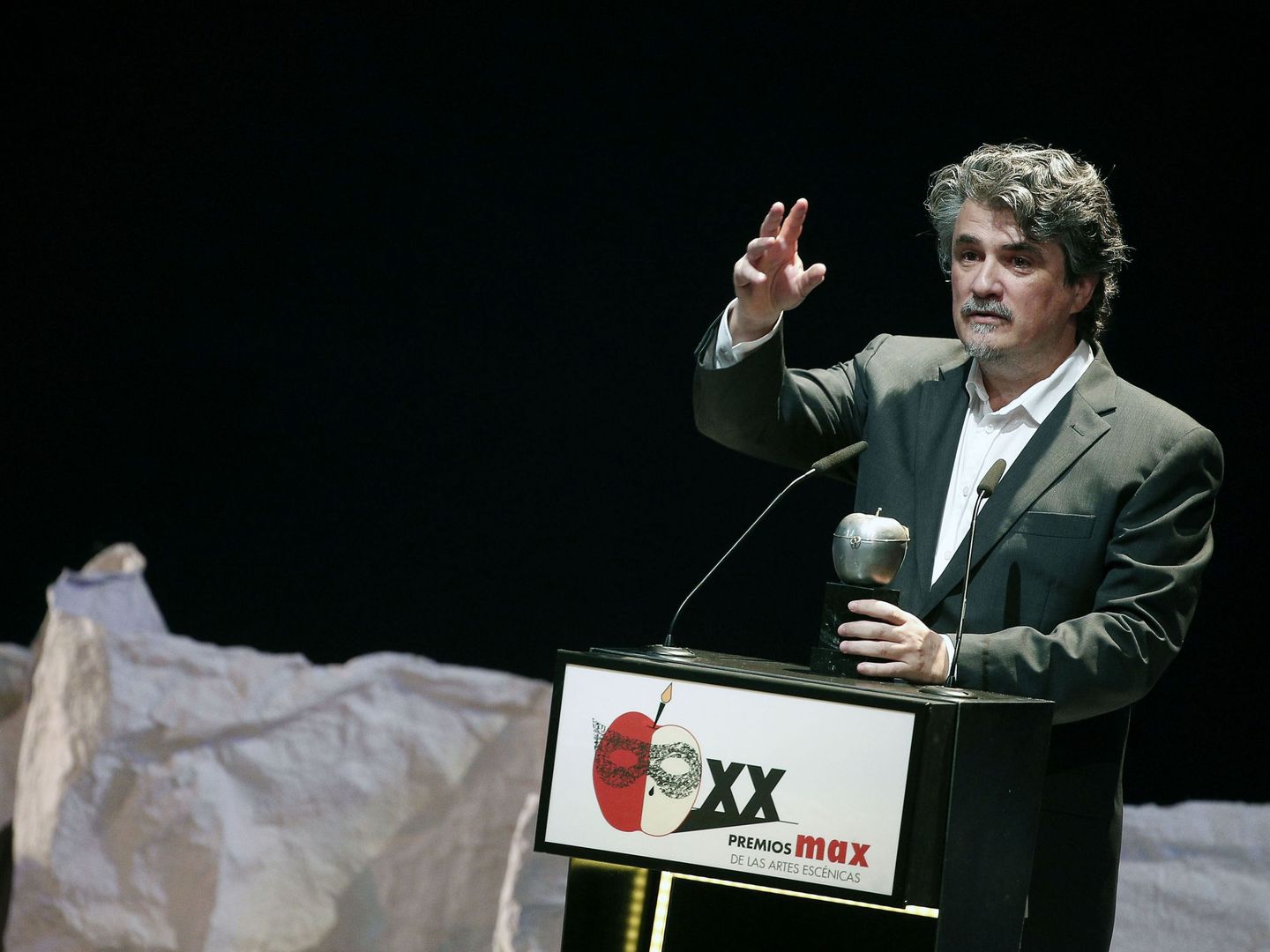 El dramaturgo Jose Ramón Fernández tras recibir el Premio Max a la mejor adaptación o versión de obra teatral por 'El laberinto mágico', en 2017 | EFE
