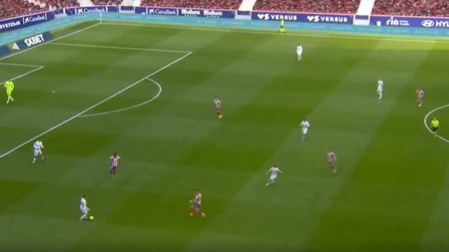 El Atlético de Madrid trata de recuperar el balón arriba. (Movistar)