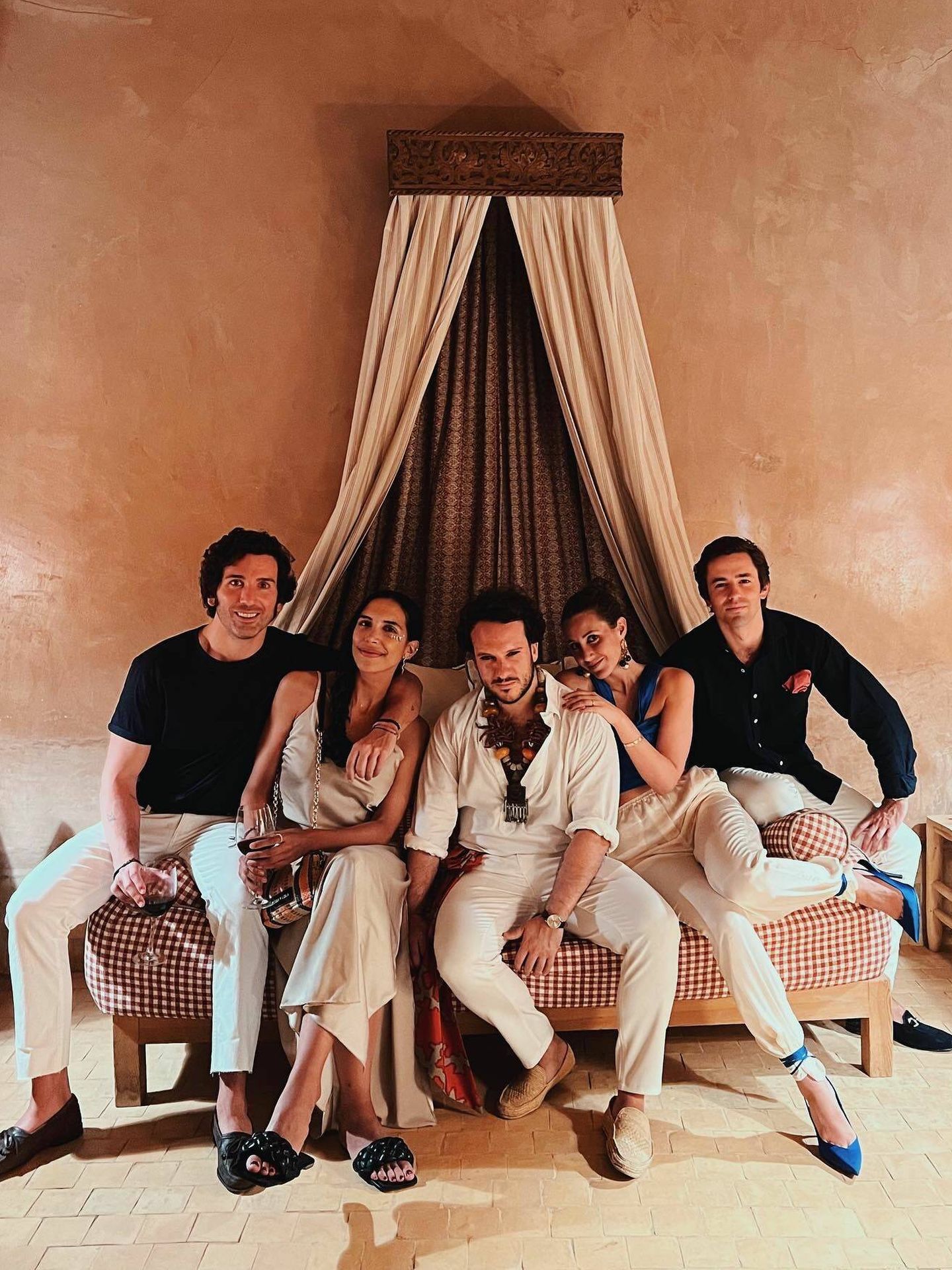 Fabio Encinar y Sofia Paramio posan con más invitados en Casa Abacadabra. (Instagram @sofiaparamio)
