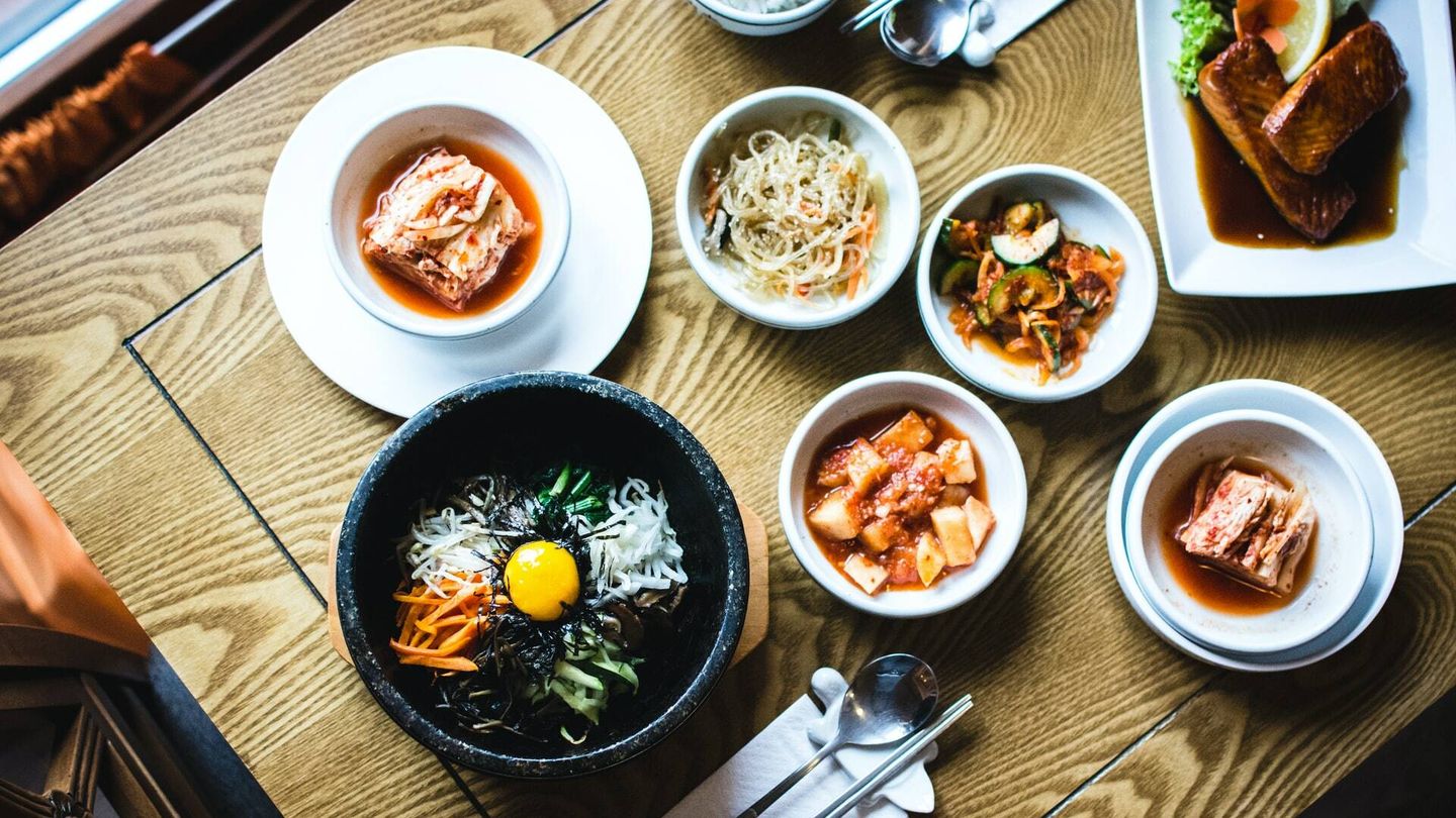 Es aconsejable consumir verduras enteras, arroz y col fermentada, también conocida como kimchi. (Unsplash)