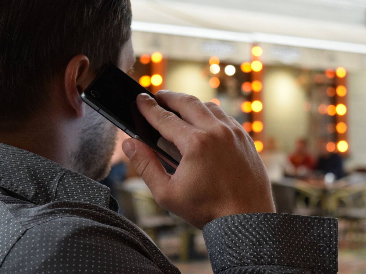 Foto: Vista de un hombre hablando por teléfono móvil. (Pixabay)
