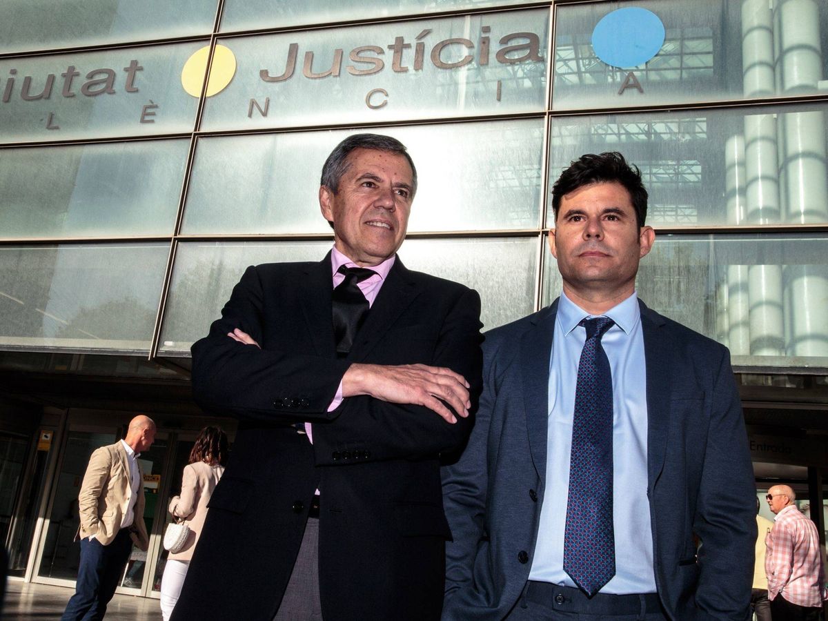 Foto:  Javier Sánchez, con su abogado, Fernando Osuna. (EFE)