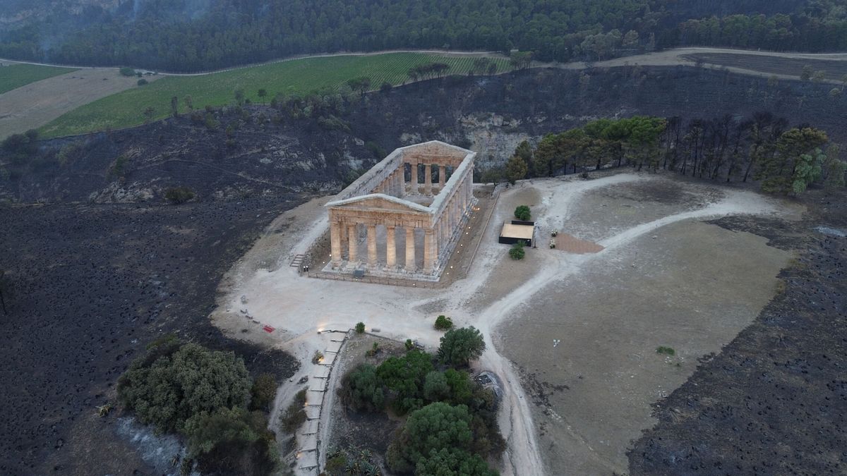 El fuego acecha las ruinas antiguas: "La ubicación de los templos es una amenaza continua"