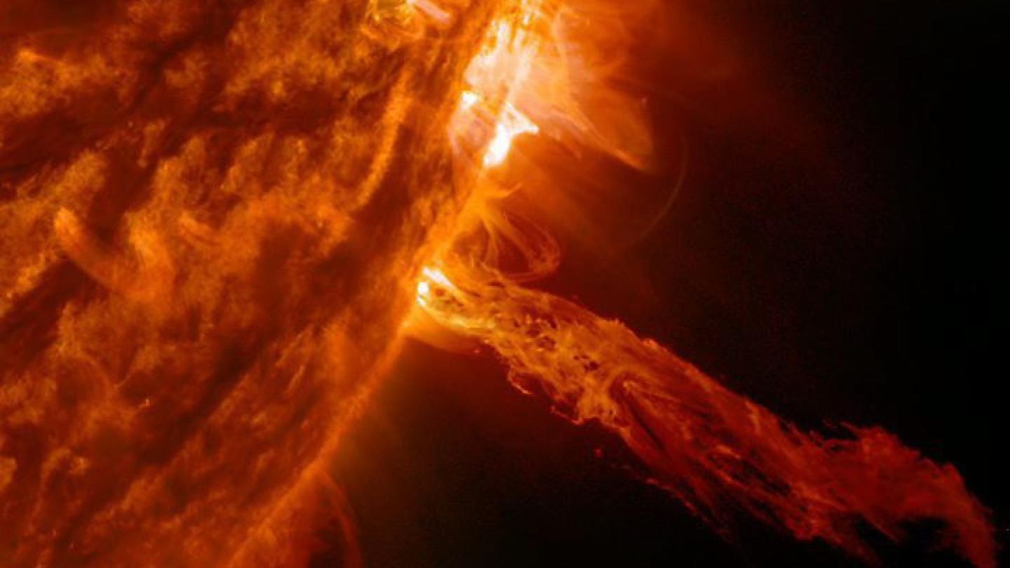 Una corriente de plasma estalla fuera del sol. (EFE)