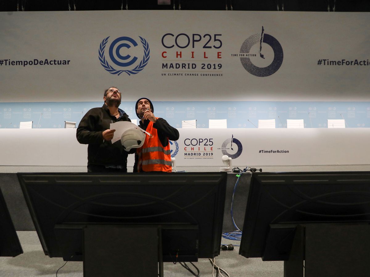 Foto: Operarios revisan el salón de plenos de Ifema antes del comienzo de la COP25. (Reuters)