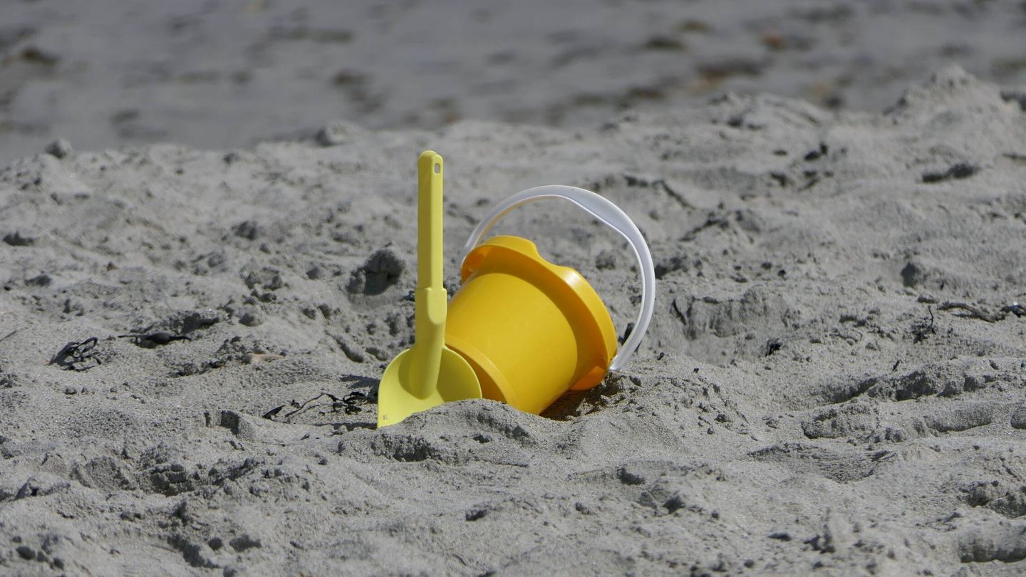 Un niño construyendo un castillo de arena en la playa o chapoteando en un río deberían ser escenas más habituales.  (Pexels)