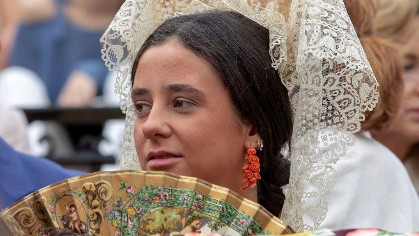 Victoria Federica de Marichalar luciendo una mantilla blanca como madrina de un evento en la plaza de toros de la Real Maestranza de Sevilla. (EFE)