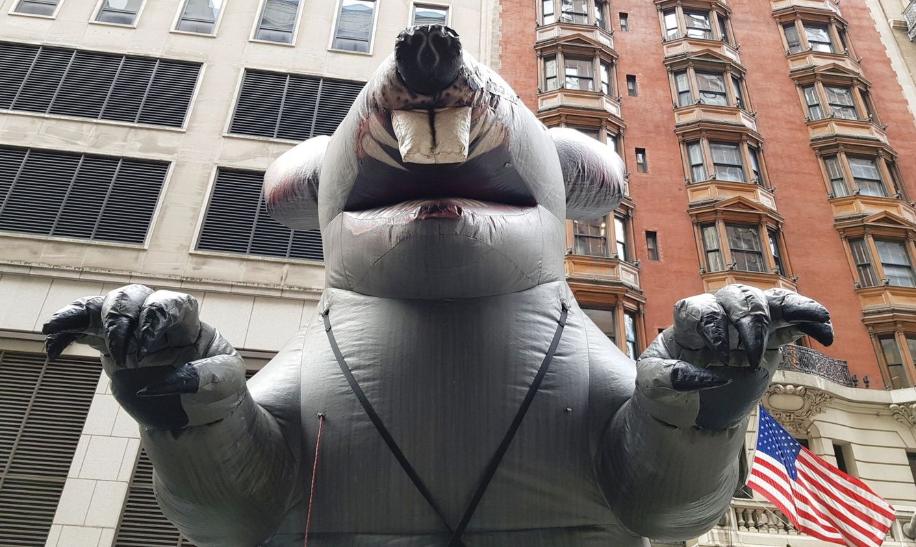 Vista de una rata inflable de entre tres y cuatro metros, en una calle de Nueva York. (EFE)