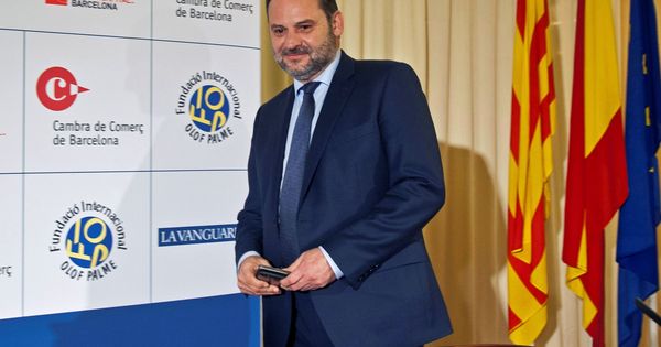 Foto: El ministro de Fomento, José Luis Ábalo, a su llegada al Encuentro de Economía de S'Agaró. (EFE)
