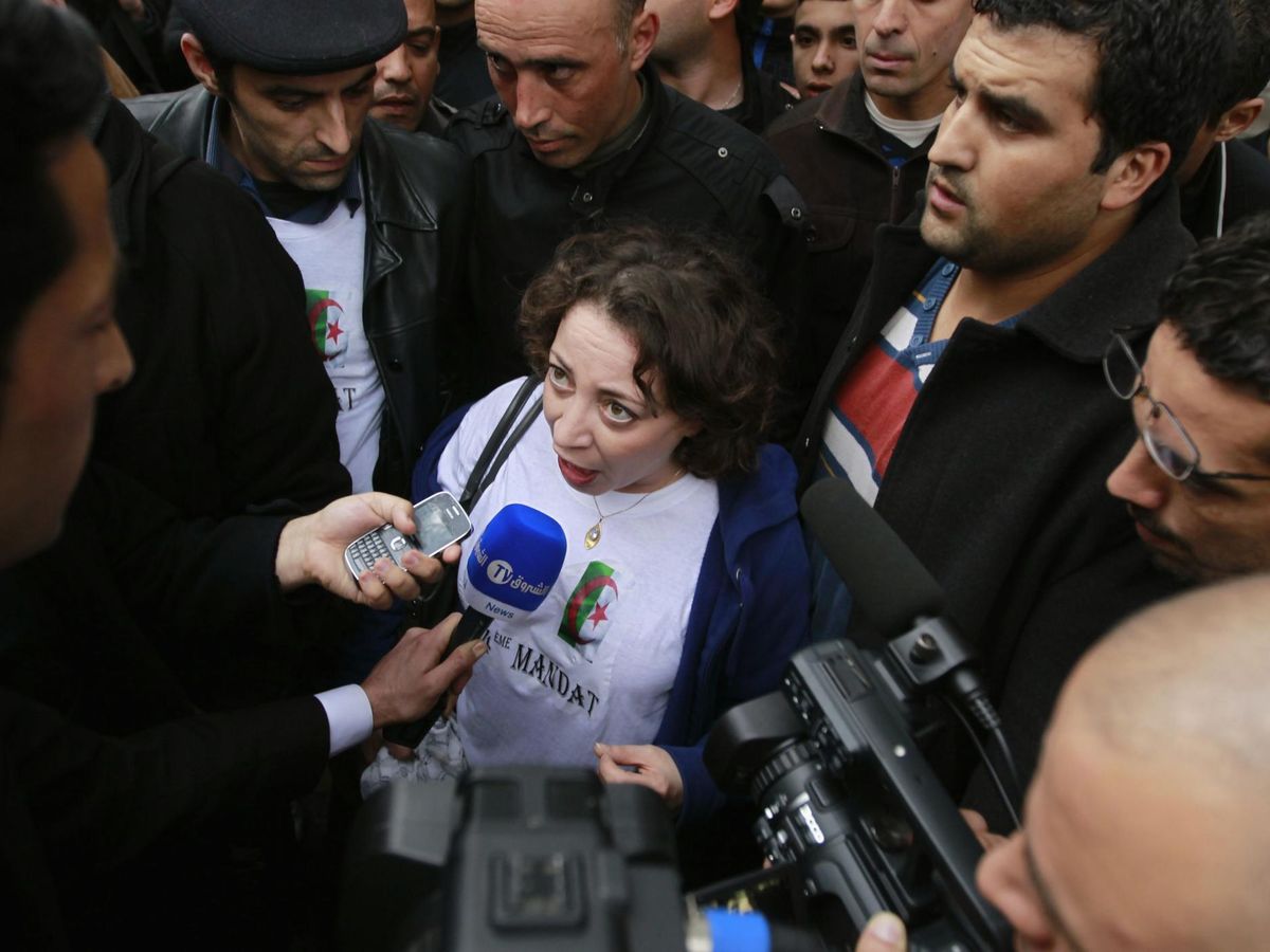Foto: Bouraoui habla con los medios de comunicación durante la manifestación en Argel. (Reuters/Louafi Larbi)