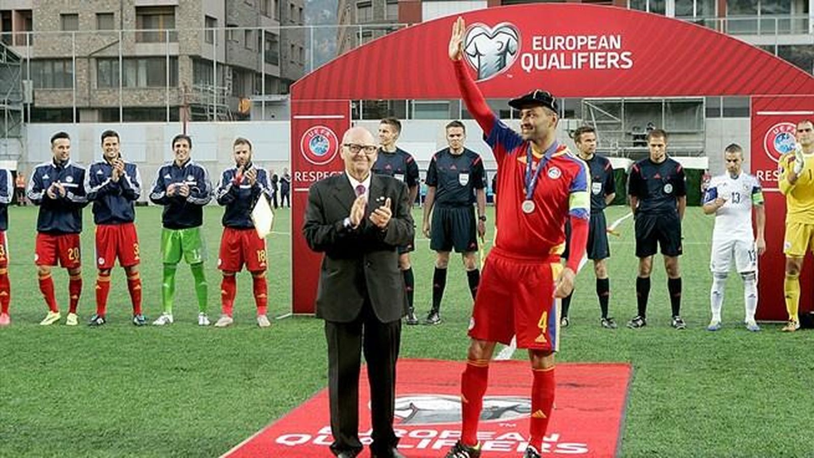 Foto: Sonejee, tras ser homenajeado antes del Andorra-Chipre (Foto: Federación Andorrana de Fútbol)