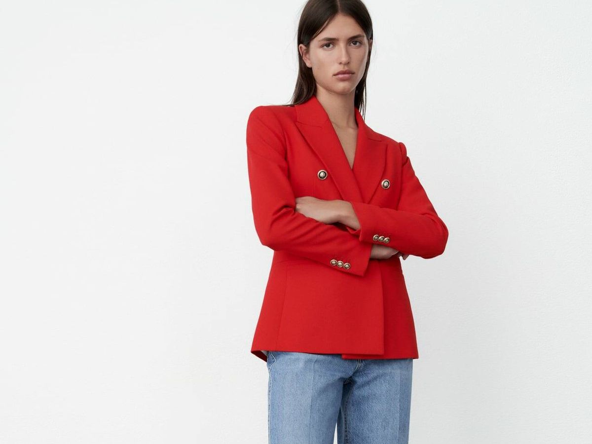 Foto: Zara combina su blazer rojo con estos vaqueros ideales. (Cortesía)