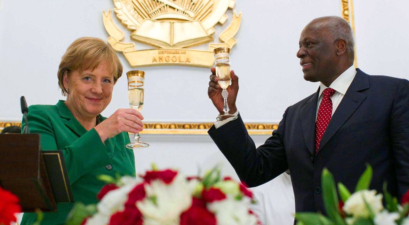 La canciller alemana Angela Merkel visitó la Angola de Dos Santos en 2011. (EFE)