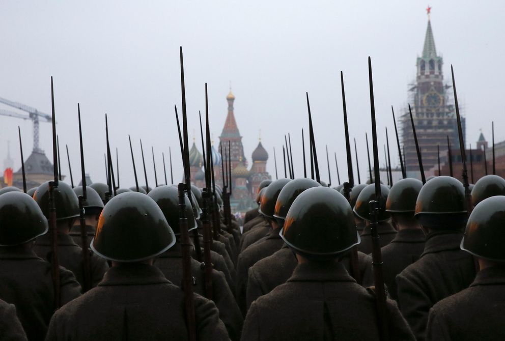 Soldados rusos con uniformes históricos entrenan para un desfile militar en Moscú (Reuters).