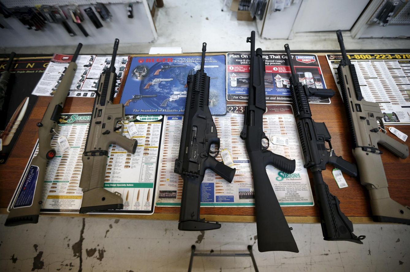Armas a la venta en una armería de Roseburg, Oregón, en octubre de 2015. (Reuters)