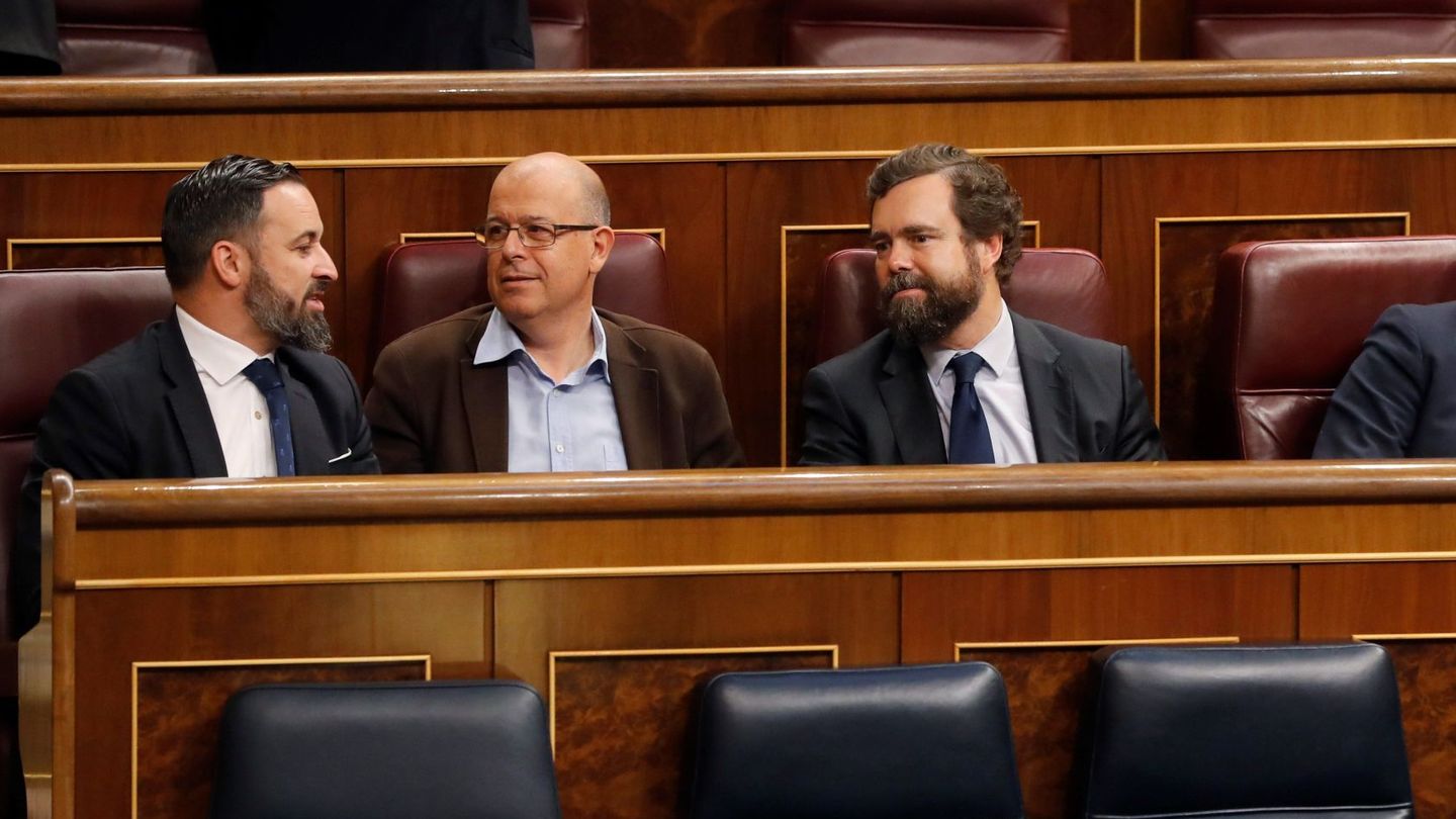 Abascal, el socialista José Zaragoza y Espinosa de los Monteros durante la sesión constitutiva. (EFE)