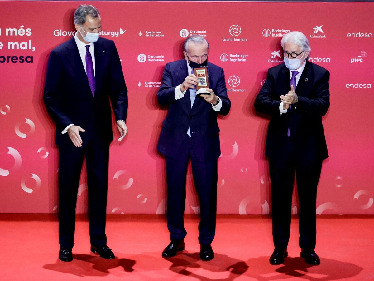 Foto: El rey Felipe VI (i) tras entregar el Premio Carles Ferrer Salat al presidente de la Fundación La Caixa Isidré Fainé (c), en presencia del Presidente de Foment Josep Sánchez Llibre (d). (Quique García/EFE)