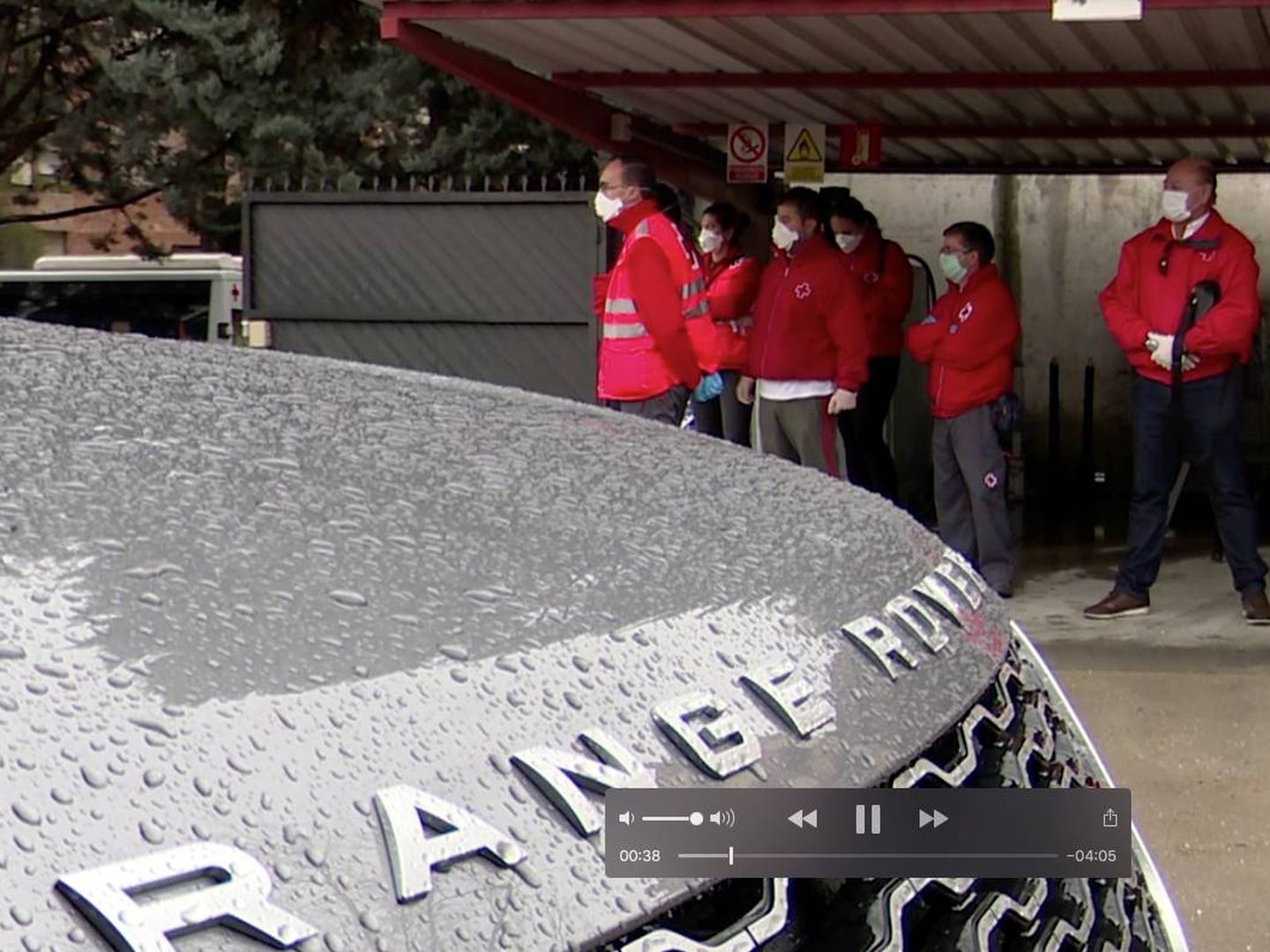 Land Rover cede a Cruz Roja 18 vehículos todoterreno para utilizar en las zonas de acceso complicado. 