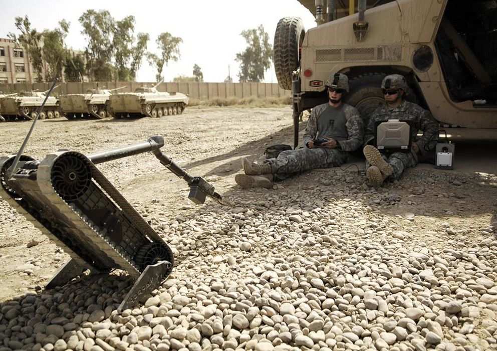 Foto: Dos soldados observan un robot de tipo Marcbot