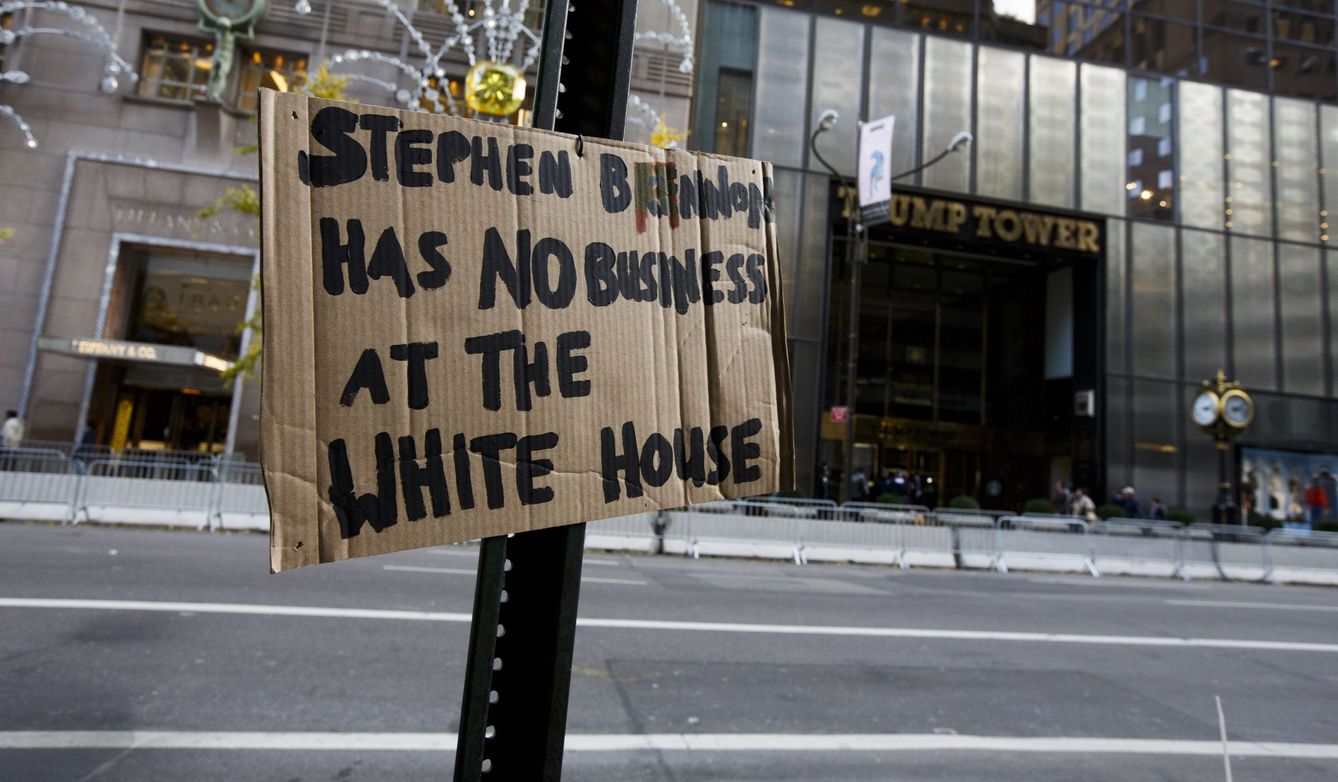 Un cartel en el que se lee 'Stephen Bannon no debe estar en la Casa Blanca' cerca al edificio Torre Trump (EFE)