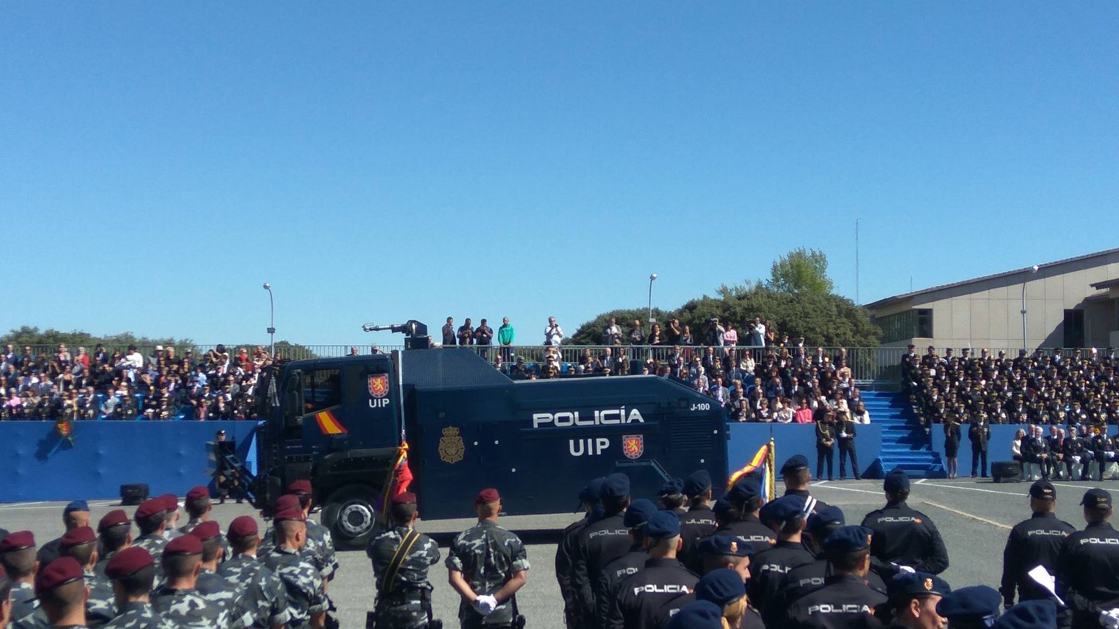 Foto: El camión con cañón de agua de la Policía, durante el desfile en la Academia de la Policía Nacional de Ávila. (EC)