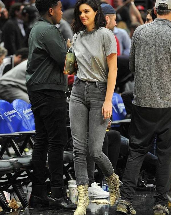 Kendall, en el partido de la NBA, con sus botas de Yeezy.