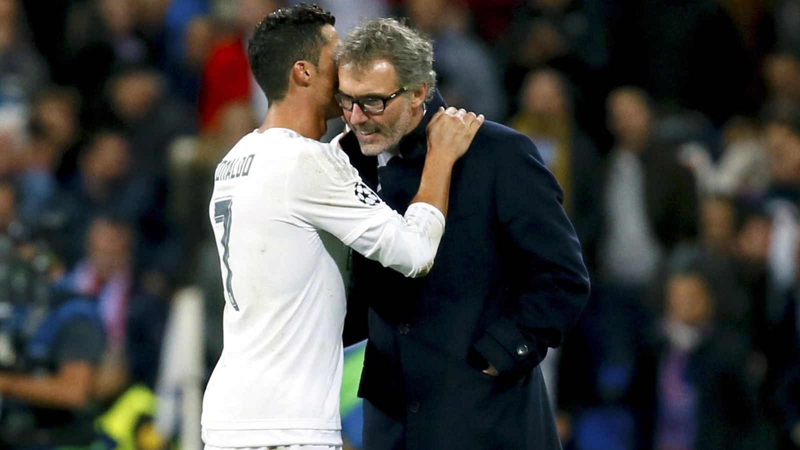 Foto: Cristiano Ronaldo le dice algo al oído al técnico del PSG, Laurent Blanc (EFE)