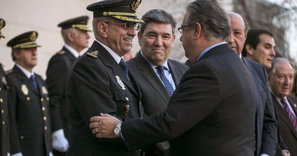 Foto: El ministro Juan Ignacio Zoido saluda a Florentino Villabona el pasado 31 de enero durante la toma de posesión del segundo.