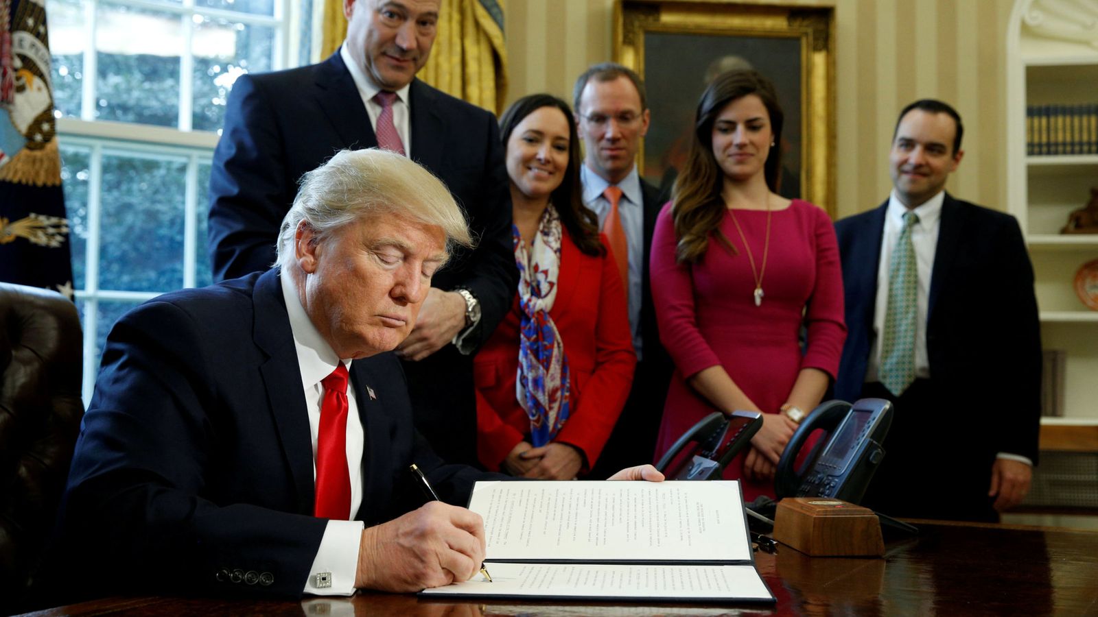 Foto: El presidente Trump firma una orden ejecutiva para eliminar las regulaciones sobre el sistema financiero, en la Casa Blanca. (Reuters)