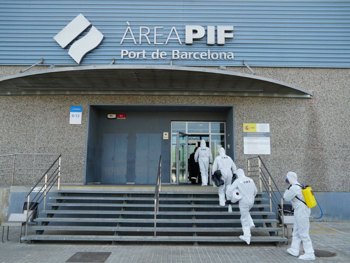 Efectivos de la Unidad Militar de Emergencias (UME) entran en las instalaciones del puerto de Barcelona para proceder a su desinfección y evitar contagios por coronavirus, este 20 de marzo de 2020. (Defensa)