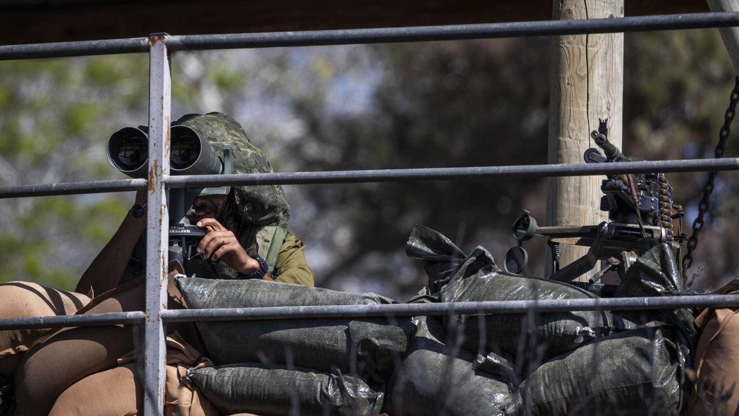Un soldado israelí en tareas de vigilancia. (Reuters)