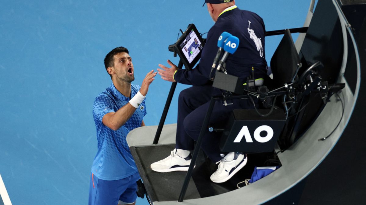 Djokovic supera el susto, la lesión de su pierna y a su 'provocador' para seguir vivo en Australia